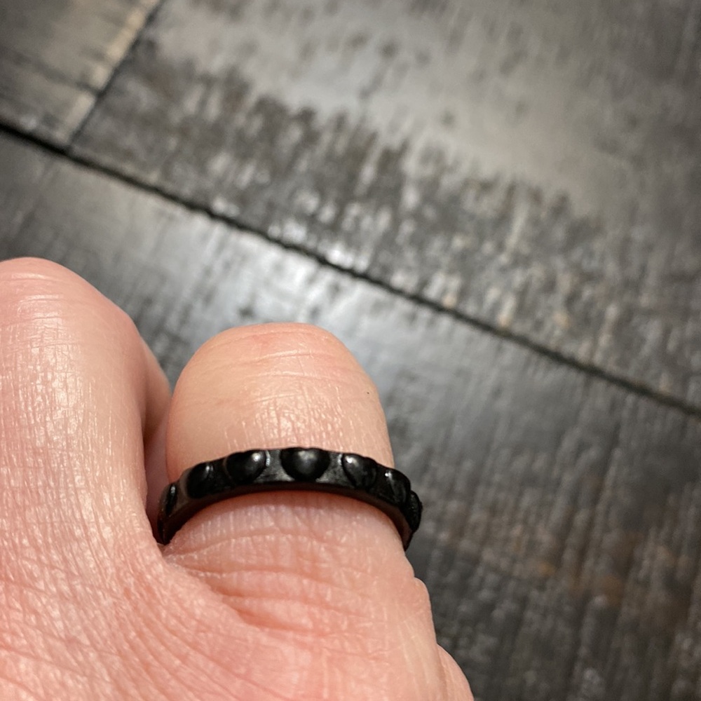 NWOT Size 7.25 Modern Heart Black Ring!